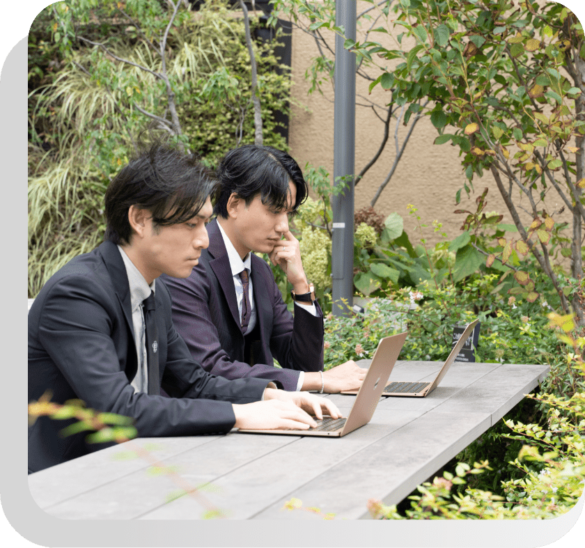 スーツを着た男性が仕事をしている様子