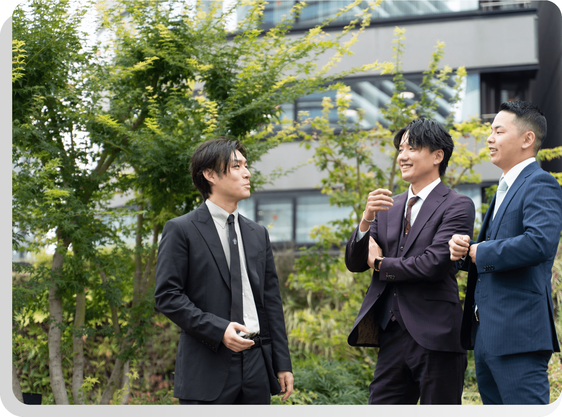 スーツを着た男性が立ち話をしている様子